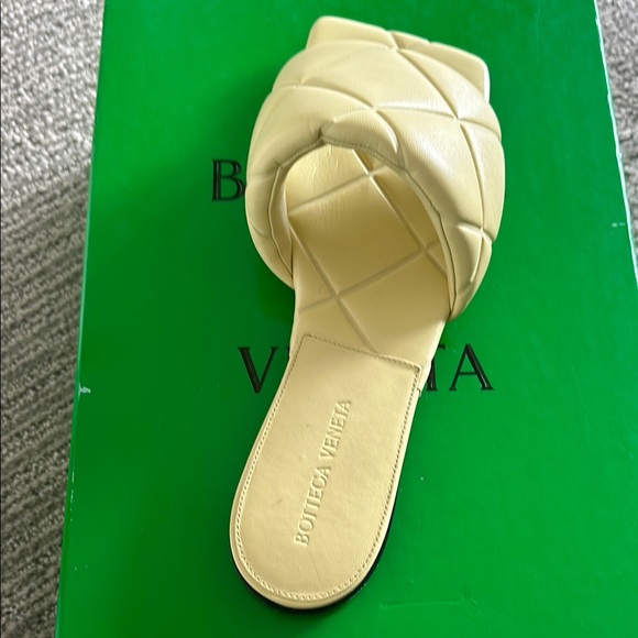 Bottega Veneta Cream Quilted Sandals / New